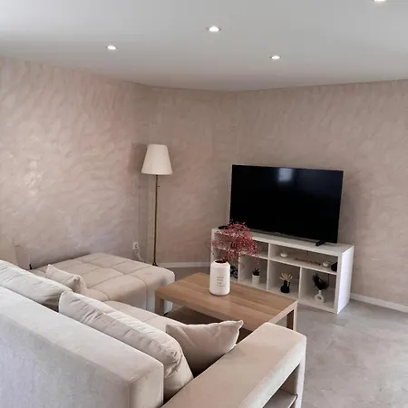 アパート Nyss リュネル